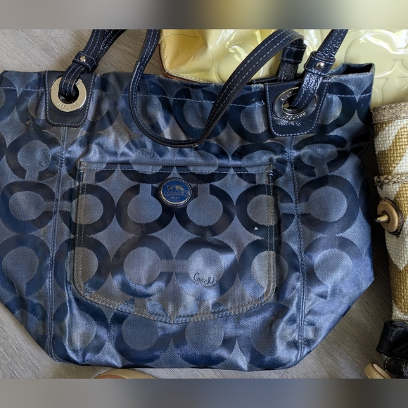 Group of Vintage Coaches . - Picture 11 of 16